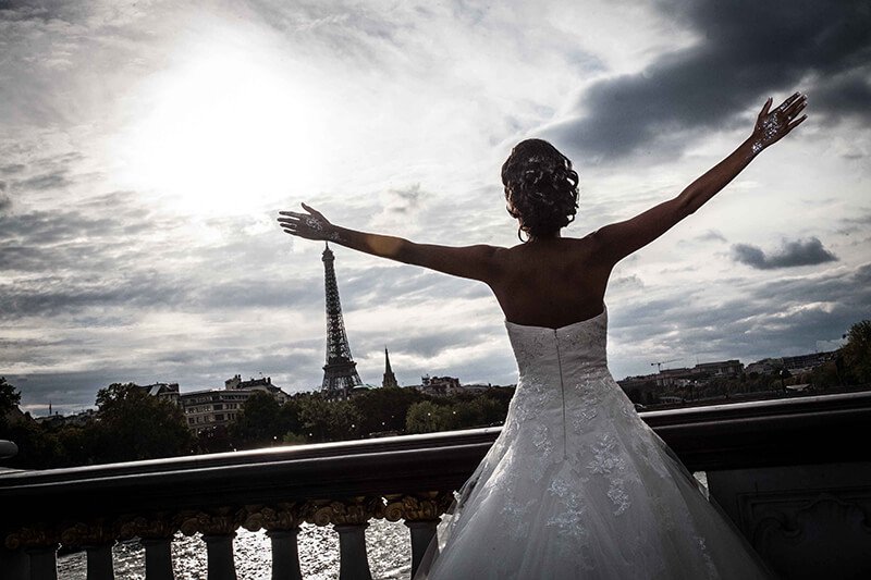 La mariée face à la Tour Eiffel